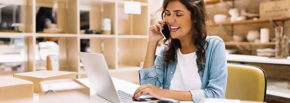 Empreendedora emitindo nota fiscal autonomo