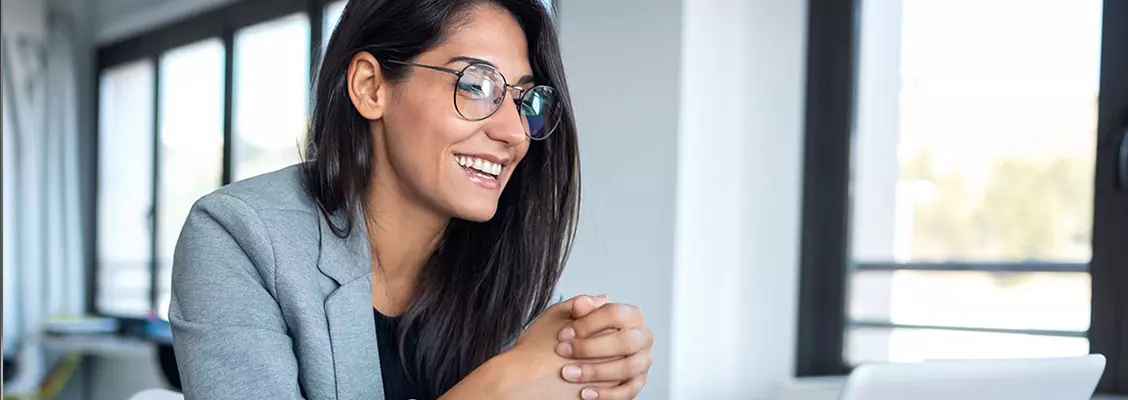 CNAE advogada: mulher escolhendo corretamente